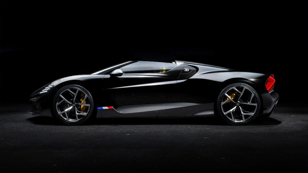 Video Bugatti W16 Mistral Roadster 16 xi lanh giá 5 triệu euro