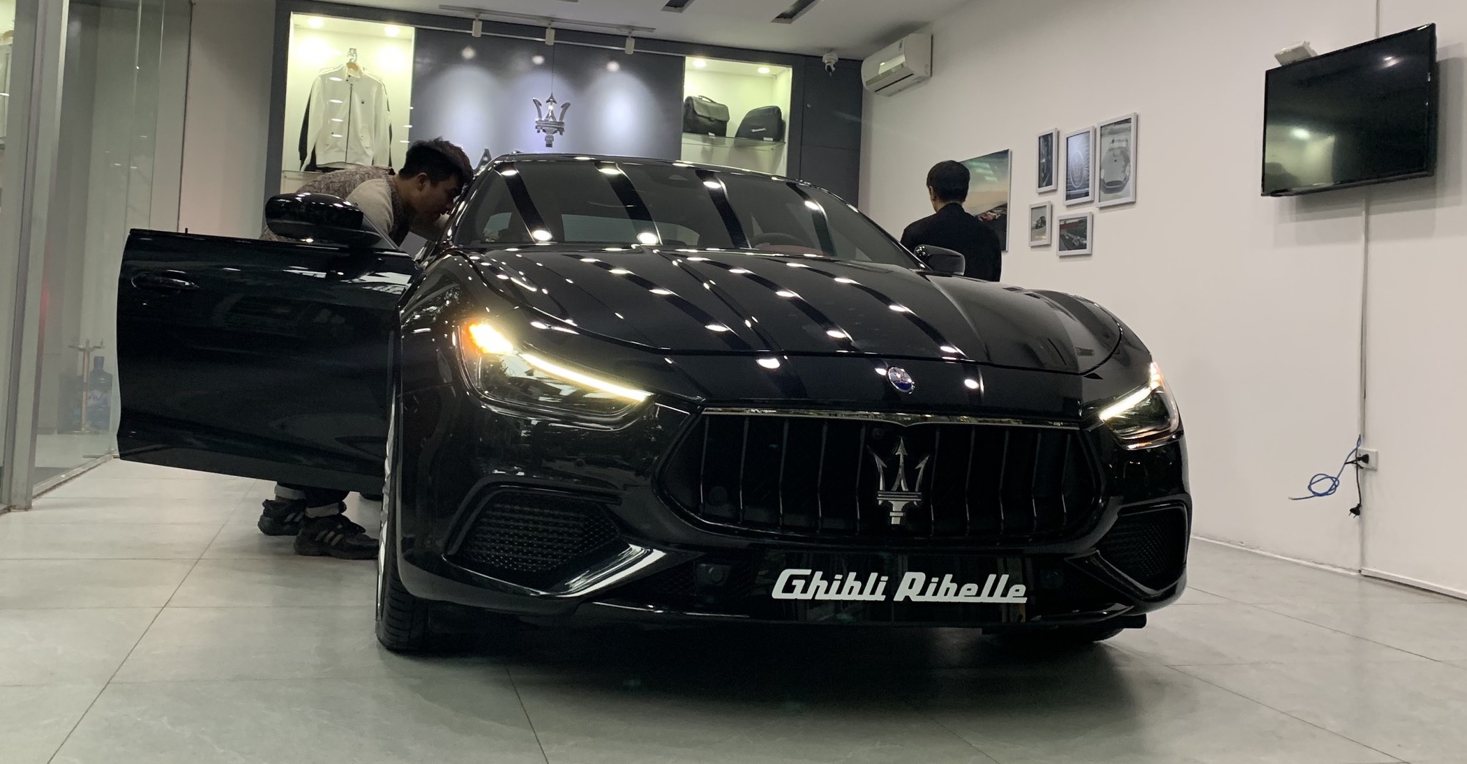 Maserati Ghibli Gransport NERO RIBELLE Màu Đen