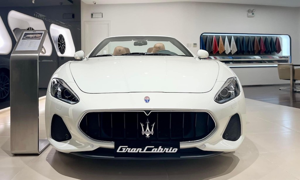 Video Xe Ý Maserati 2 Cửa Mui Trần Màu Trắng