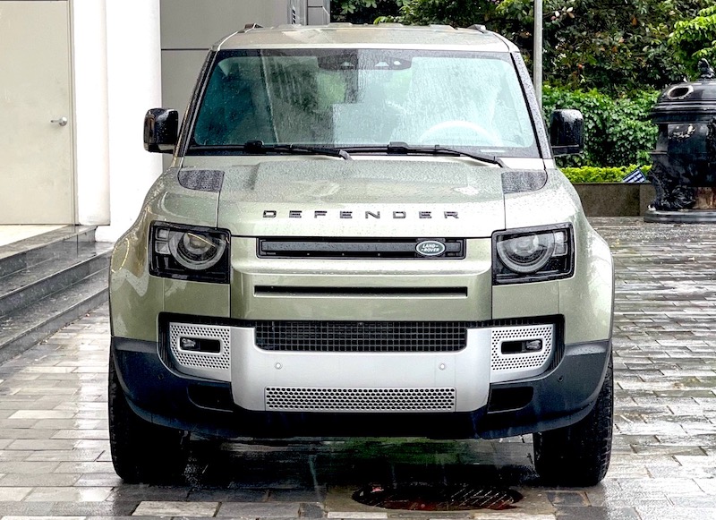 Land Rover Defender 90 mới về Việt Nam, giá từ 3,935 tỷ đồng bản tiêu chuẩn