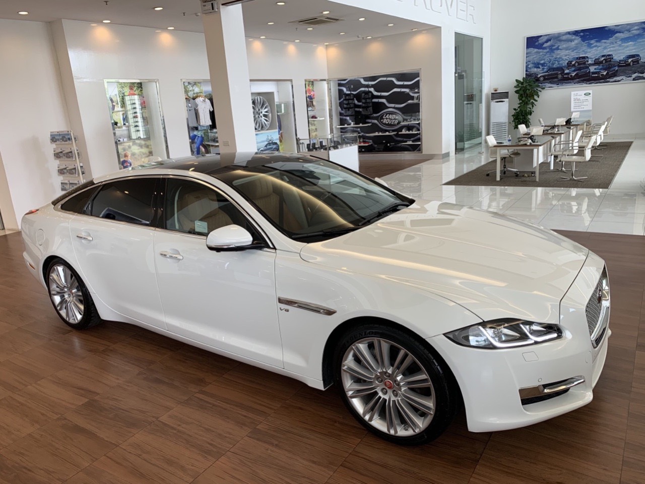 Giá Xe Jaguar 4 Chỗ XJL Bản Cao Cấp Màu Trắng Đời 2019 Bao Nhiêu