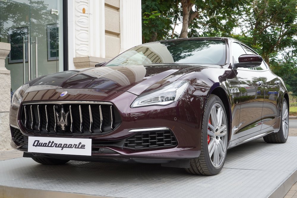 Xe Của Ý 4 Chỗ Maserati Quattroporte Màu Đỏ Giá Bao Nhiêu