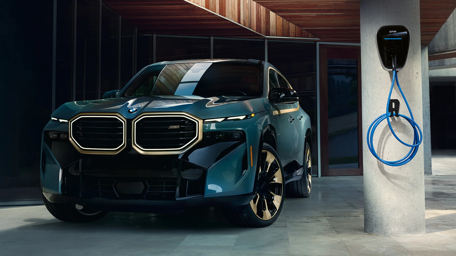 Xe BMW XM PHEV chạy bằng xăng-điện, mạnh 735 mã lực.